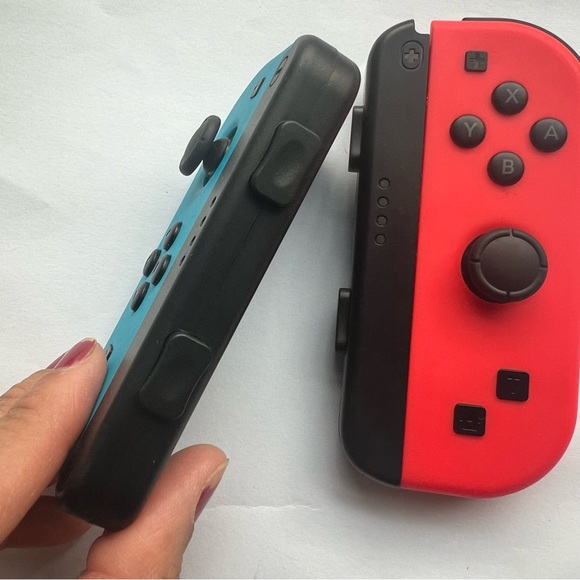 Nintendo Joy-Con Controller - Neon Blue/Neon Red With Joy Con Grip unbranded - Picture 2 of 8